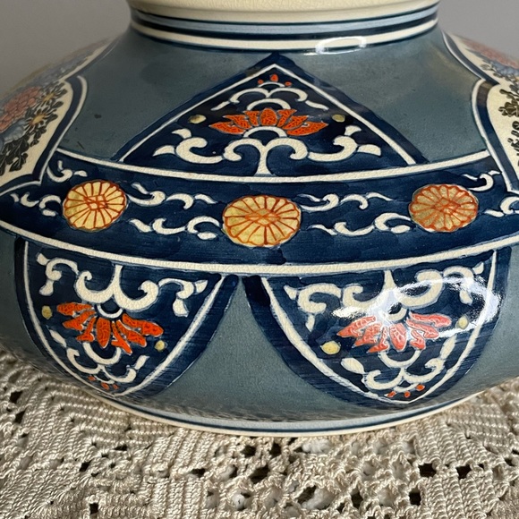 Beautifully Crazed Squat Imari Vase - Picture 3 of 8